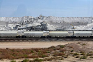 وتقول السعودية إن لديها احتياطيات معدنية بقيمة 2.5 تريليون دولار. وهذا يمكن أن يجعلها لاعباً رئيسياً في السباق على العناصر الأرضية النادرة –