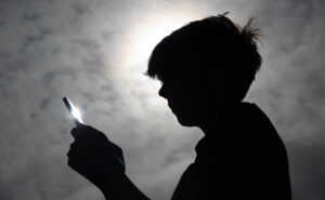 سيسمح موقع YouTube للآباء بمنع أبنائهم المراهقين من تمرير مقاطع الفيديو القصيرة إلى ما لا نهاية –