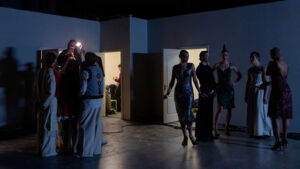 “لا يوجد سبب للتوقف عن العيش”: الأوكرانيون يجدون طرقًا للتعامل مع انقطاع التيار الكهربائي مع قيام روسيا بقصف نظام الطاقة –