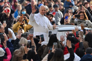 البابا ليو يحذر من روبوتات الدردشة المعتمدة على الذكاء الاصطناعي “المفرطة في الحنان”