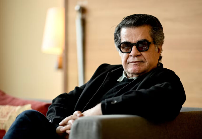 “بقدر ما أشعر بالقلق، لقد سقط هذا النظام”: المخرج جعفر بناهي يتحدث عن الاحتجاجات القاتلة في إيران –