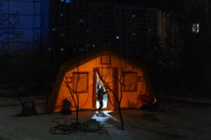 “نأمل أن يمنحونا الحرارة”: برد الشتاء القارس يقسو على سكان كييف بينما تكثف روسيا هجماتها –