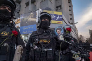 يواجه ترامب إيران ضعيفة لكن هذا لا يجعل خياراته أسهل.