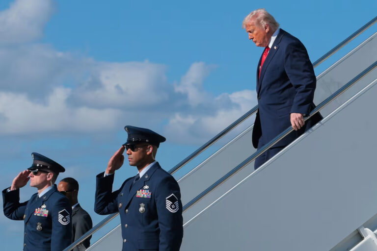 تقول المصادر إن الجيش الأمريكي استعد لضرب إيران في وقت مبكر من نهاية هذا الأسبوع، لكن ترامب لم يتخذ قرارًا نهائيًا بعد.