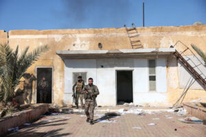 القوات السورية تطارد فارين من داعش بعد هروبهم من السجن. إليك ما يجب معرفته –