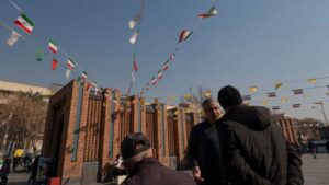 طهران تشعر بالقلق من القنابل الأمريكية بينما لا تزال ذكريات القمع الدموي مؤلمة