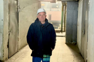 “علينا أن نبقي الناس دافئين”: عمال الطاقة الأوكرانيون يخاطرون بحياتهم بينما تستهدف روسيا المنشآت الحيوية –