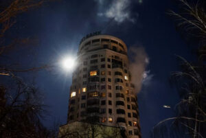 روسيا تستأنف الضربات الليلية على المدن الأوكرانية الكبرى منهية مهلة قصيرة متفق عليها بين بوتين وترامب