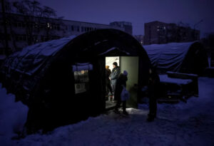 “يجب أن نجتاز الأيام القليلة المقبلة”: الأوكرانيون يواجهون البرد القارس بدون كهرباء –