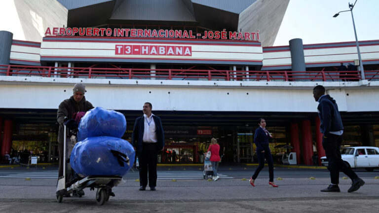 بينما تضغط الولايات المتحدة على إمدادات النفط الكوبية، تعيد شركات الطيران التفكير في الرحلات الجوية وتقنن هافانا الخدمات الصحية