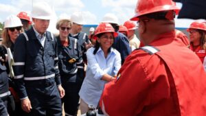 وزير الطاقة الأمريكي والقائم بأعمال الرئيس الفنزويلي يقومان بجولة في منشأة نفطية في علاقات دافئة بعد أسابيع فقط من الإطاحة بمادورو –