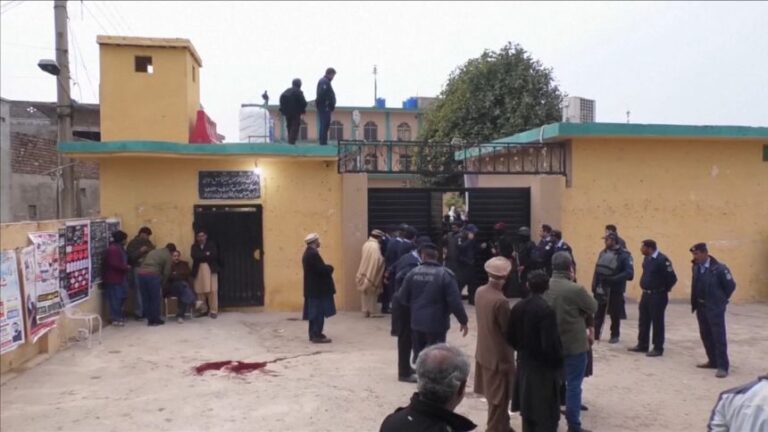 انتحاري يقتل العشرات في مسجد بباكستان –