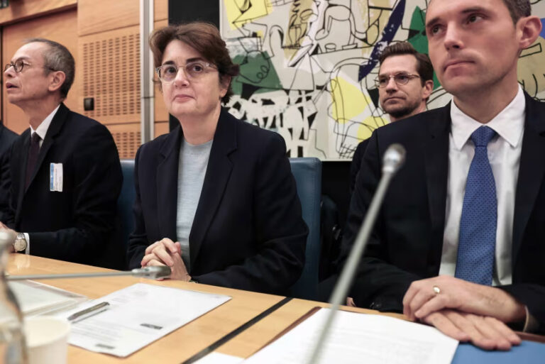 مدير متحف اللوفر يستقيل بعد “سرقة القرن”