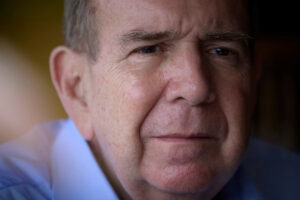 زعيم المعارضة الهادئة في فنزويلا: لماذا يقف إدموندو غونزاليس على هامش الصراع على السلطة –