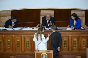 أقرت فنزويلا قانونا لإطلاق سراح مئات السجناء السياسيين بعد ضغوط أمريكية. ولهذا السبب يرحب به البعض بحذر –