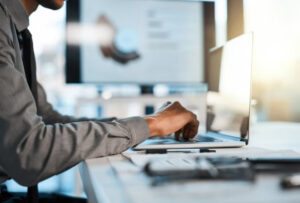 لا يمكن لأحد أن يتفق على ما إذا كان الذكاء الاصطناعي هو الشيء الكبير التالي أم مجرد ضجيج. إليكم السبب –