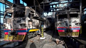 تستهدف روسيا جزءًا مهمًا آخر من البنية التحتية لأوكرانيا: السكك الحديدية –