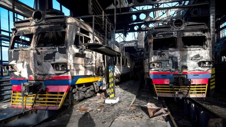 تستهدف روسيا جزءًا مهمًا آخر من البنية التحتية لأوكرانيا: السكك الحديدية –