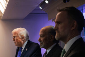 لن يرمش ترامب بشأن التعريفات الجمركية – لأنه لا يستطيع ذلك –