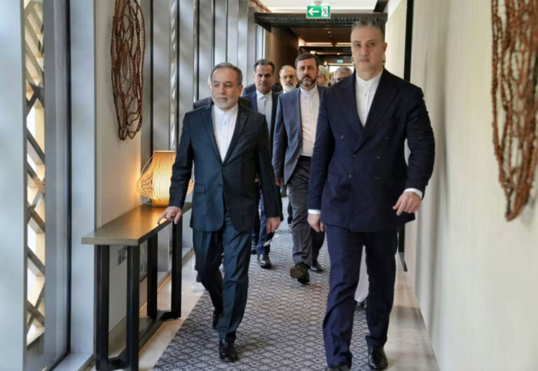 ترامب يؤكد إجراء المزيد من المحادثات مع إيران في ظل تمسك طهران بثباتها بشأن تخصيب اليورانيوم. إليك ما يجب معرفته –