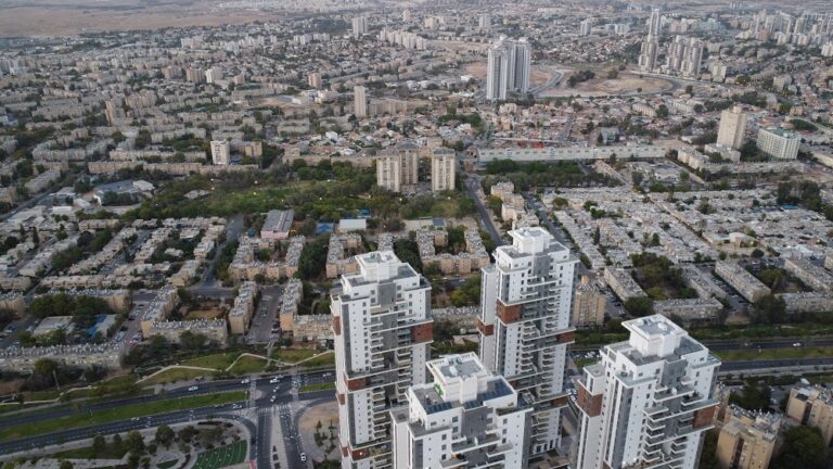 إصابة 17 إسرائيليا في قصف إيراني على بئر السبع