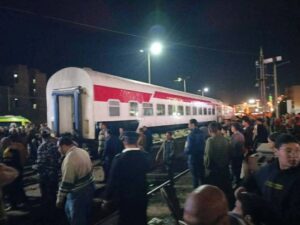 خروج عربتي قطار عن مسارهما بالأقصر