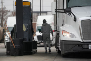 صدمة أسعار النفط تهدد بإيذاء الأمريكيين حيثما كان ذلك ضروريا