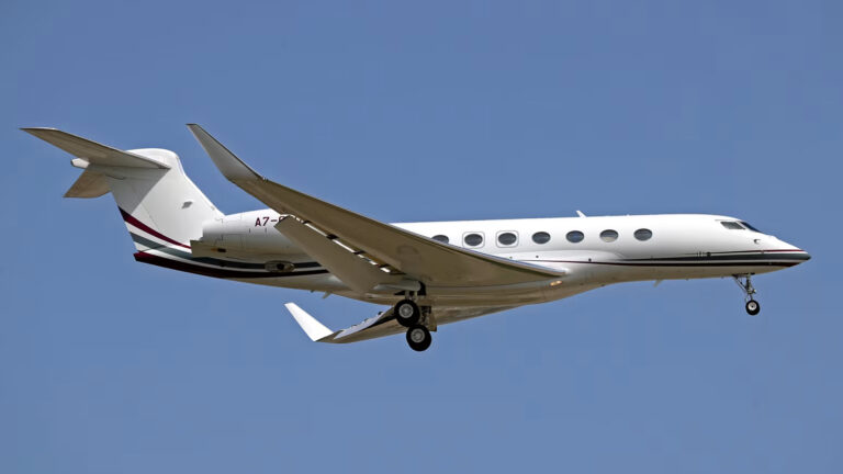 مسافرون فاحشي الثراء يستخدمون طائرات خاصة للهروب من الصراع في الشرق الأوسط، مما يرفع أسعار استئجار الطائرات إلى عنان السماء