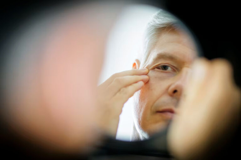 الرجال في الخمسينيات من العمر قد يشيخون بشكل أسرع من النساء بسبب “المواد الكيميائية السامة”