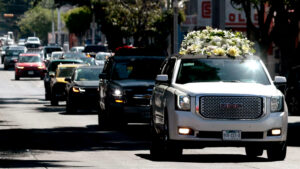 زعيم الكارتل المقتول “إل مينشو” مدفون في نعش ذهبي –