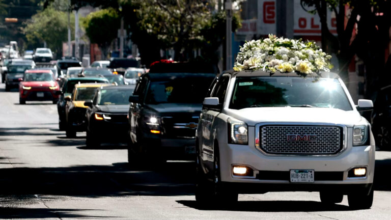 زعيم الكارتل المقتول “إل مينشو” مدفون في نعش ذهبي –